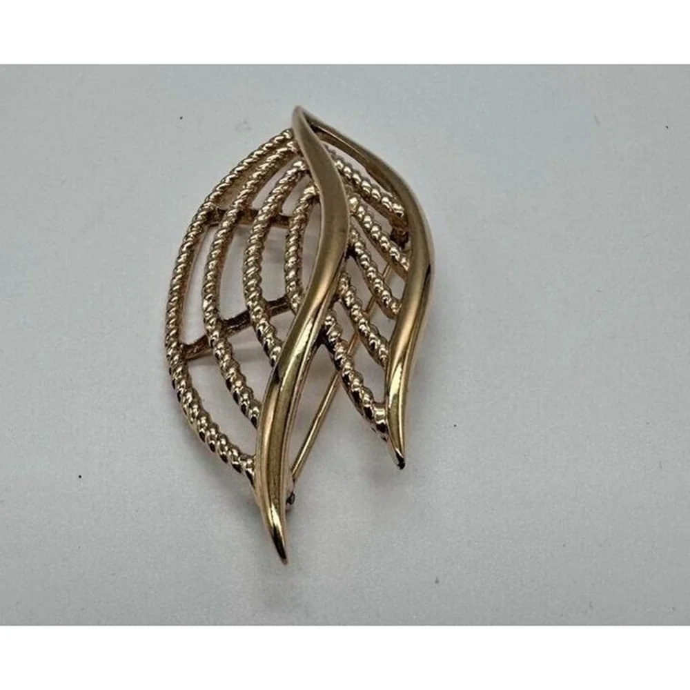 Trifari vintage leaf